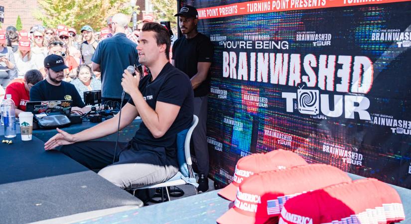 „Láttam, hogy a teste eldől, mintha lassított felvételen lett volna” – szemtanúk Charlie Kirk meggyilkolásáról