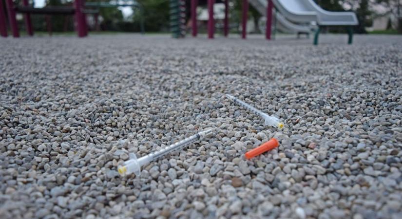 Fertőzésveszély Tatabányán: injekciós tűkkel volt tele a játszótéren