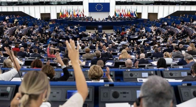 Szégyenteljes: a baloldali képviselők elutasították Charlie Kirk gyászszünetét az Európai Parlamentben (VIDEÓ)