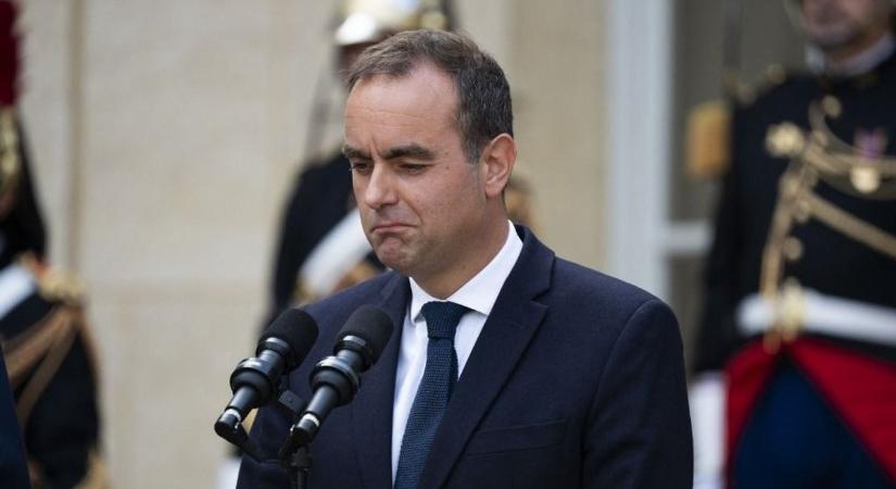 Macron repetázik: már az 5. miniszterelnököt is kijelölte – elvileg ő már „tudja, hogyan kell politizálni”