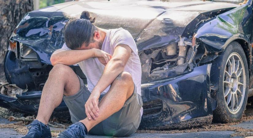 Durva baleset történt az 58-ason, hárman ültek a kocsiban