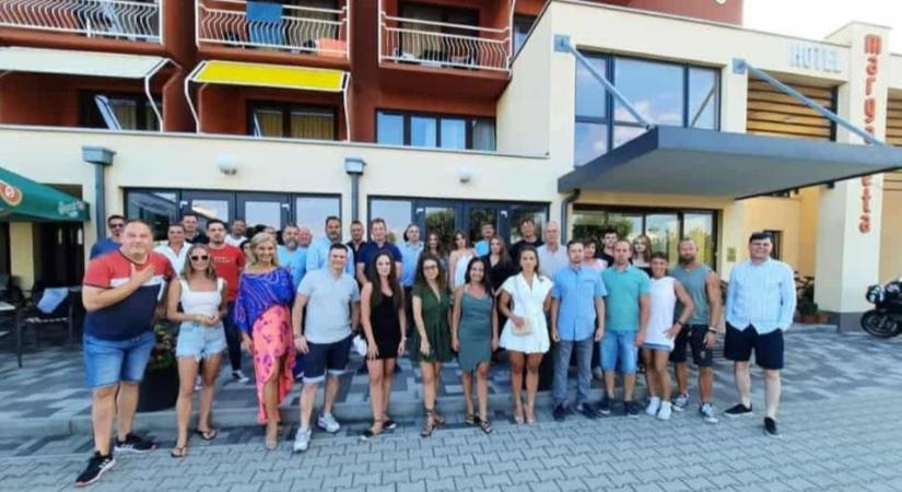 Évekig szívesen forgatott a TV2 a Tisza alelnökének hoteljében – most mégis lejáratja