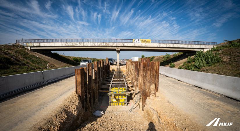 78 kilométeren 72 hidat kell újjáépíteni az M1-es bővítése során
