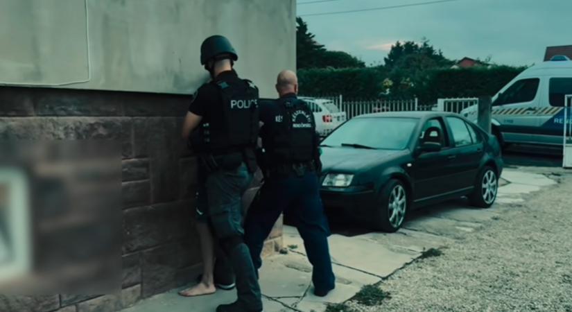 Kommandósok csaptak le az idősektől lakásokat kicsaló bandára