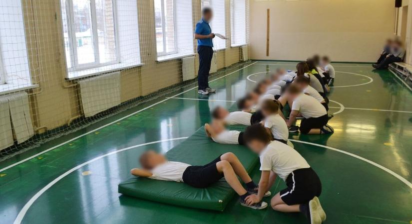 Kirobbant a botrány, tanítványaival szexelt a testnevelő tanár