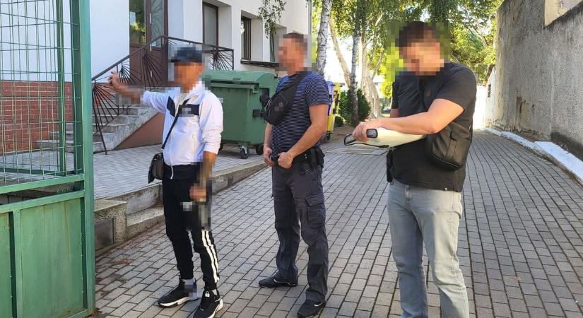 Rendőrök kísérték végig Nyíregyházán! Bárki a saját szemével láthatta a fekete sapkás bűnözőt –videóval