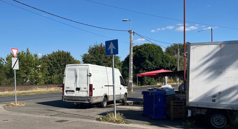 Verekedésig fajulhatnak a dolgok egy hazai kereszteződésben