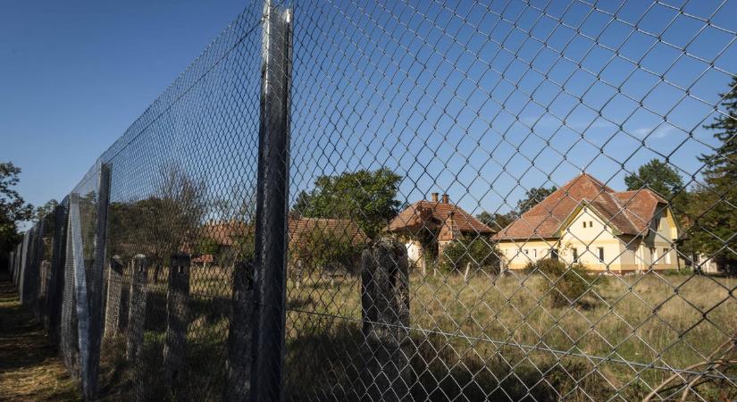 Átmenetileg gimnázium költözhet a szigorúan őrzött Csermajorba, amiről tavaly az hírlett, hogy menekülttábor lesz