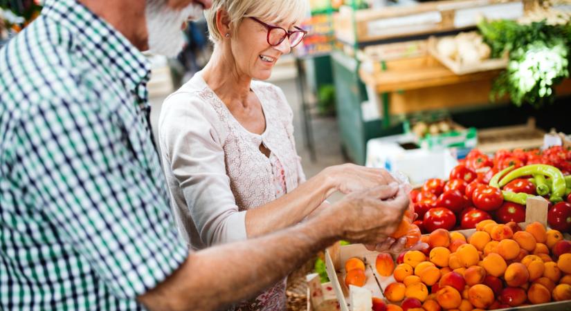 Fontos hír nyugdíjasoknak: spóroljon utalványával az Auchanban és a Tescoban!