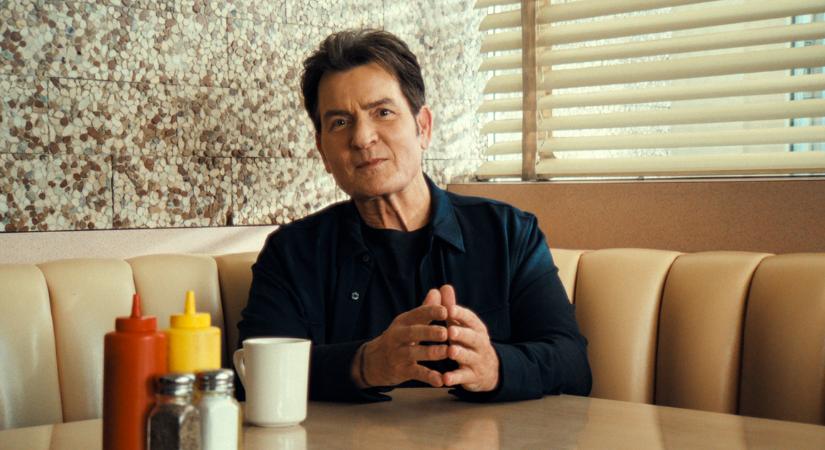 „Egy jégkockával a seggemben tudtam befejezni a forgatást” – kitálalt Charlie Sheen