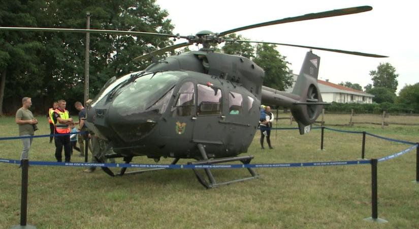 A Magyar Honvédség helikoptere szállt le a hajdúhadházi iskolánál – videóval