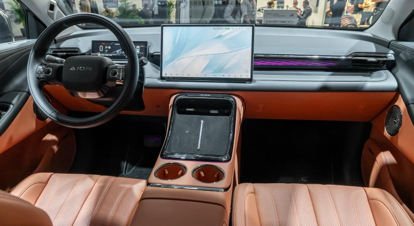 IAA 2025: GAC Aion V és UT – Sanghaj utcáiról érkeztek