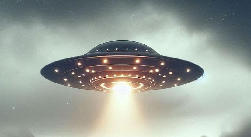Videón ahogy kilőnek egy rakétát egy UFO-ra - és semmi sem történik vele