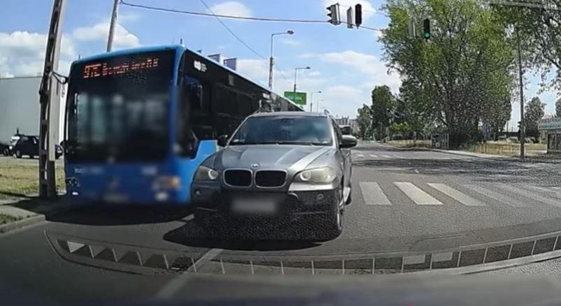 Videón a szabályokra fittyet hányó magyar autósok: Ignis a járdán, BMW a szembejövő sávban