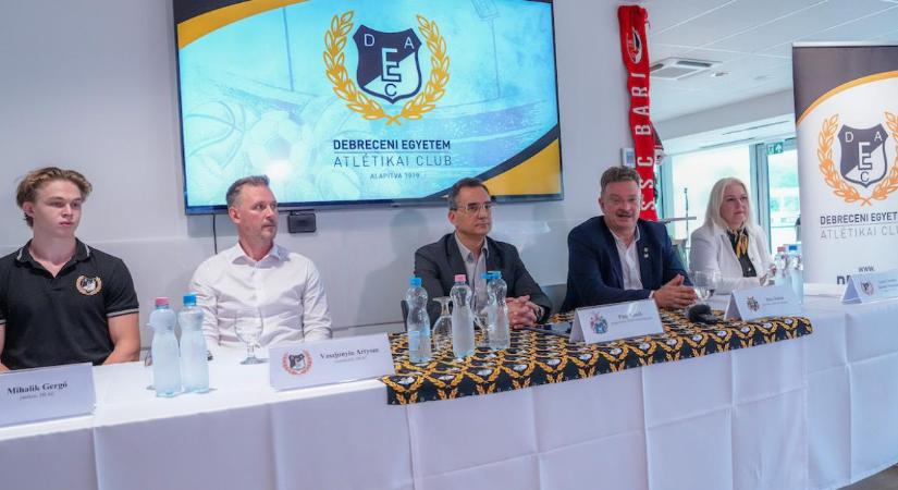 Voltak változások a DEAC jégkorongcsapatánál, de bíznak az eredményes szezonban