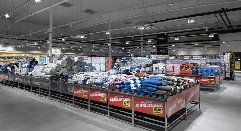Megrohamozták a győriek az Aldikat: turkáló hangulat az ikonikus középső sorokon