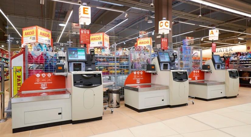 Így verik át az önkiszolgáló kasszákat a vásárlók, de a rendőrök lecsapnak a trükközőkre