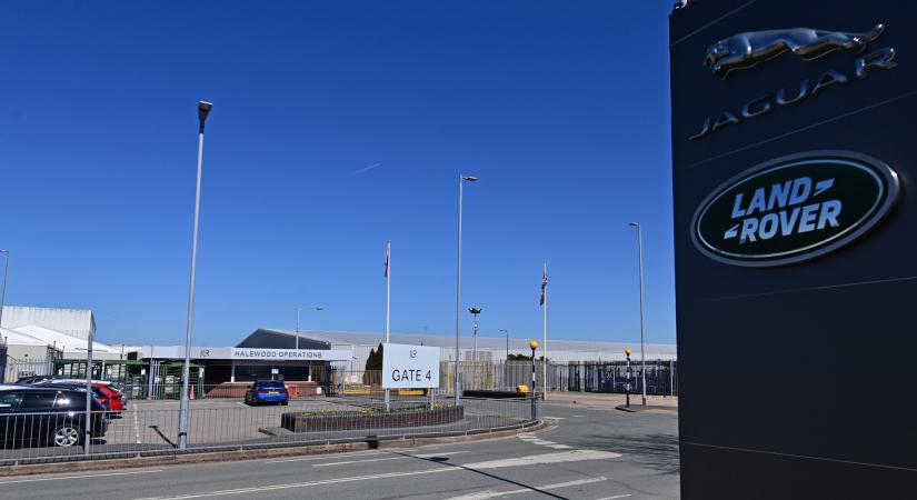 Azonnal leálltak világszerte a Jaguar Land Rover gyárai: Szlovákiában az összes dolgozót hazaküldték