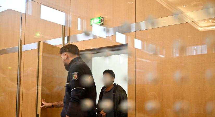Életfogytiglani börtönt kapott a 3 ember életét kioltó késes támadó