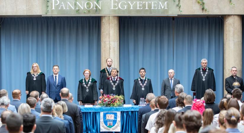A Veszprémi Tankerületi Központ igazgatója kapta a Volkra Ottó-díjat ( galéria)