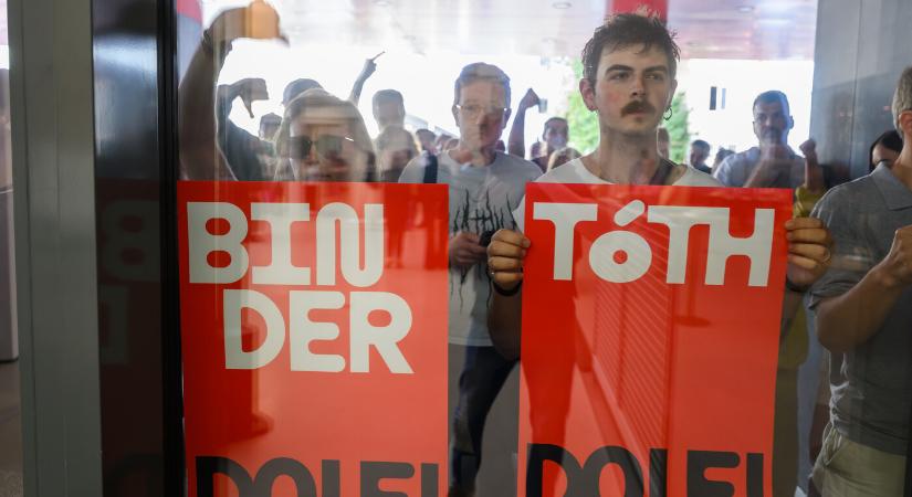 A kormány lépései ellen tüntetnek a pozsonyi Sznf téren