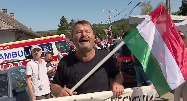 Ismét sértegették a Hír TV munkatársát a Tisza Párt szimpatizánsai  videó