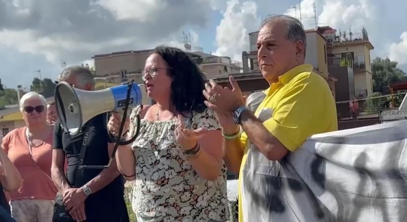 Egy iskola mellé költöztetnének 100 férfi migránst, a szülők féltik a gyerekeiket  videó
