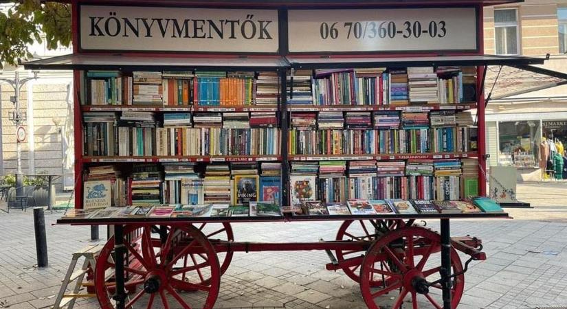 Nézz be, válogass, olvass! - így hódít a győri könyvszekér