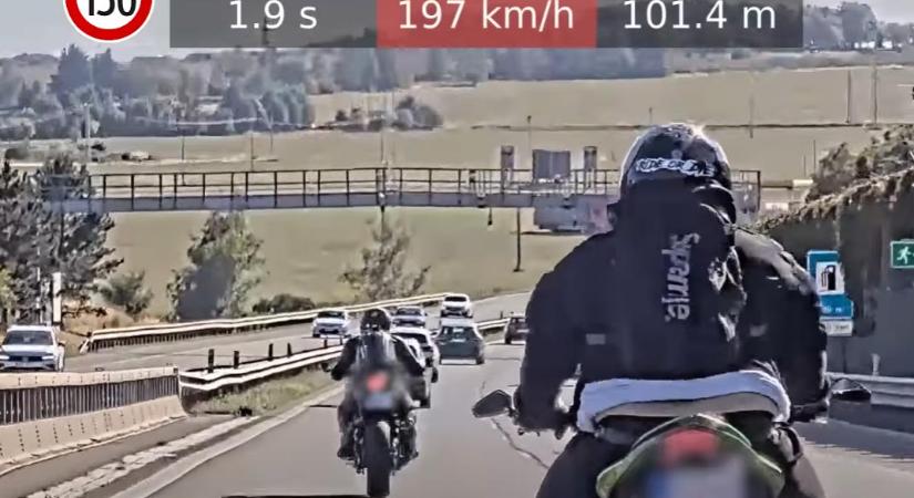 200 km/órával zúztak az autópályán, a rendőrt is jobbról kerülte egy motoros