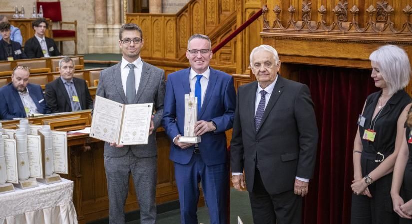 Nívódíjjal tüntették ki a kormánypropagandát a Parlamentben