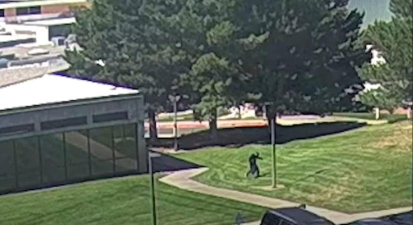 Az FBI egy videót is közzétett Charlie Kirk feltételezett merénylőjéről