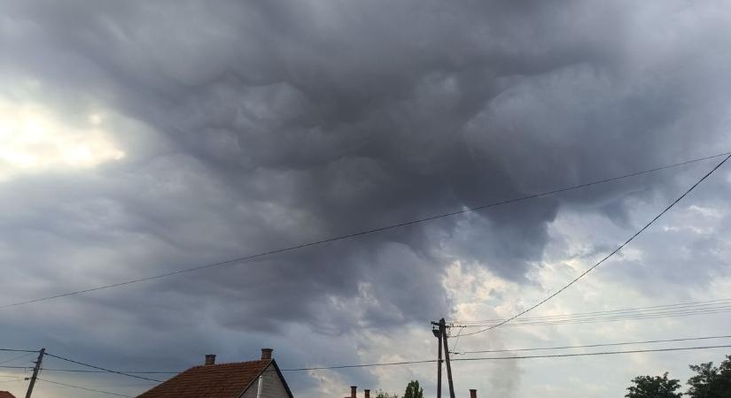 Ködbe fullad a reggel, délután bárhonnan lecsaphat a zivatar – készülj fel!