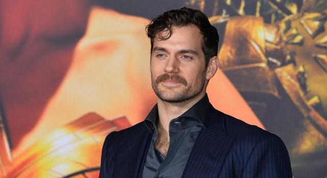 Halhatatlan, de nem sebezhetetlen: Henry Cavil lesérült, csúszik a Hegylakó-reboot forgatása