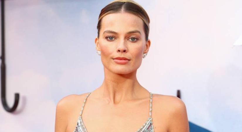 Margot Robbie pucérruhában ment a premierre: csak egy apró tangát viselt a szettje alatt