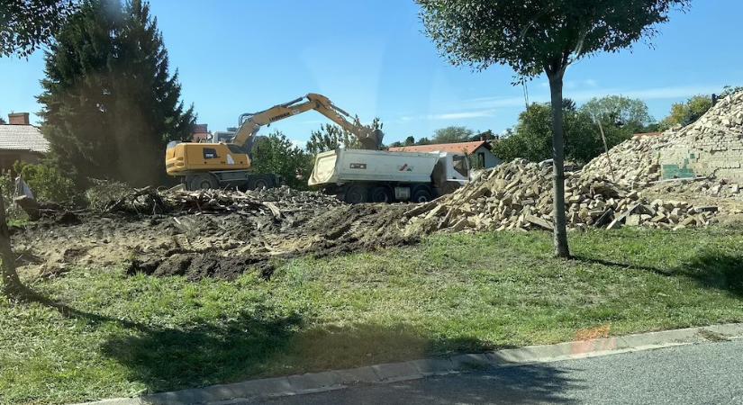 20 lakásos társasház építéséről terjed a pletyka Győr-Ménfőcsanakon, a Győzelem utcában