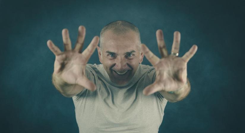 Nőnek adtak ki magát – hetven embert simán átvert a 62 éves férfi!