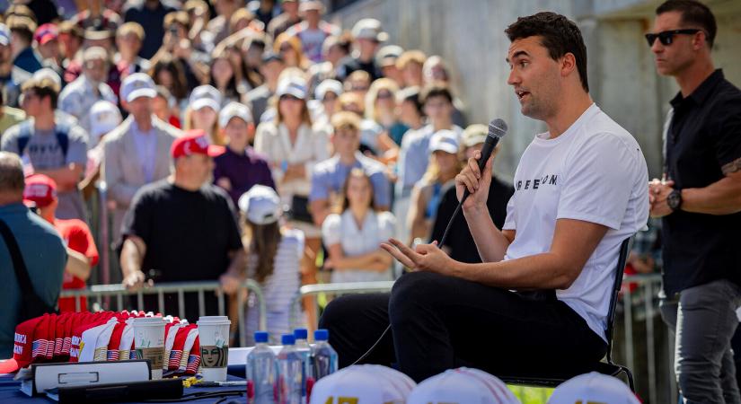 Charlie Kirk koporsóját J.D. Vance alelnök kíséretében, az alelnöki repülőgépen szállítják Arizonába