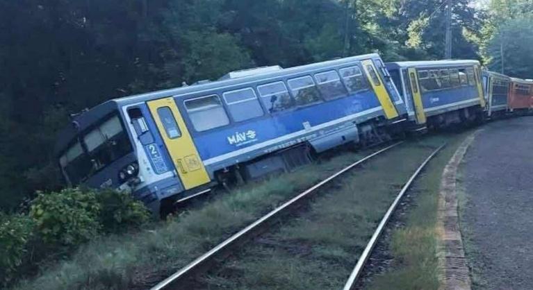 Kisiklott egy személyvonat Magyarkútnál