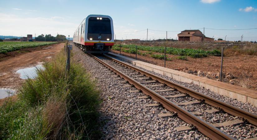 Kisiklott egy vonat több kocsija: egy utas könnyebben megsérült