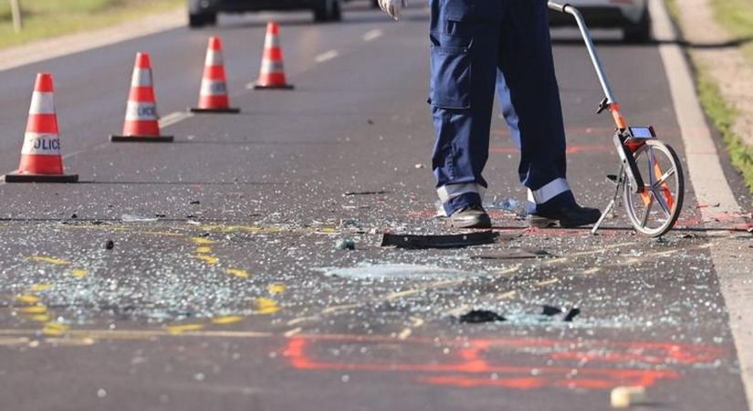 Mentés a 25-ös főúton: áll a forgalom