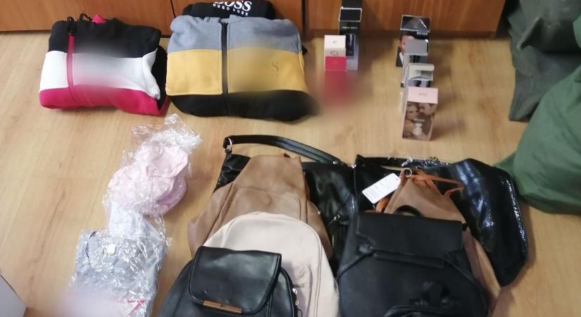 Hú, de lebukott az egri piac egyik árusa! Lefoglalták tőle a komplett standot!