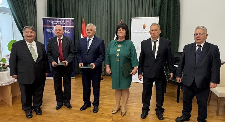Magyar Arany és Ezüst Érdemkeresztek átadása a Perényi-kúriában