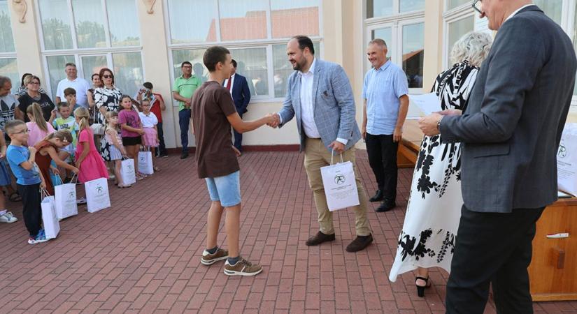 Tanévkezdő taneszközcsomagokat adtak át