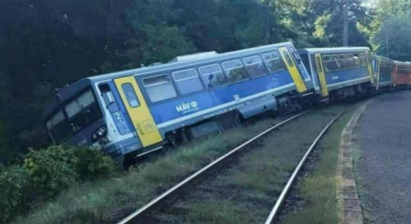 Vasúti baleset Magyarországon: kisiklott egy vonat több kocsija, tisztázatlanok az okok – a MÁV a helyszínen tesz bejelentést