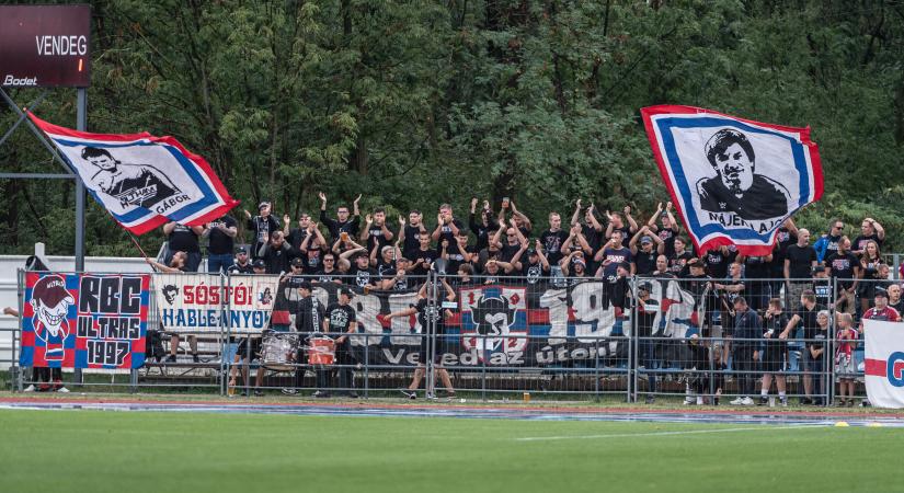 Pohár- és öngyújtódobálásért is büntetett az MLSZ, újabb szektorbezárás rasszizmus miatt