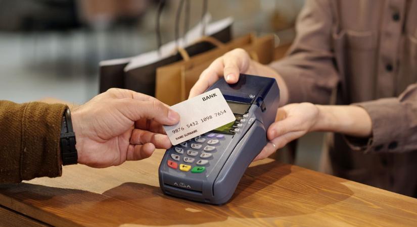 Lecsap a leálláshullám: napokra megbénulhat egy hazai bank!