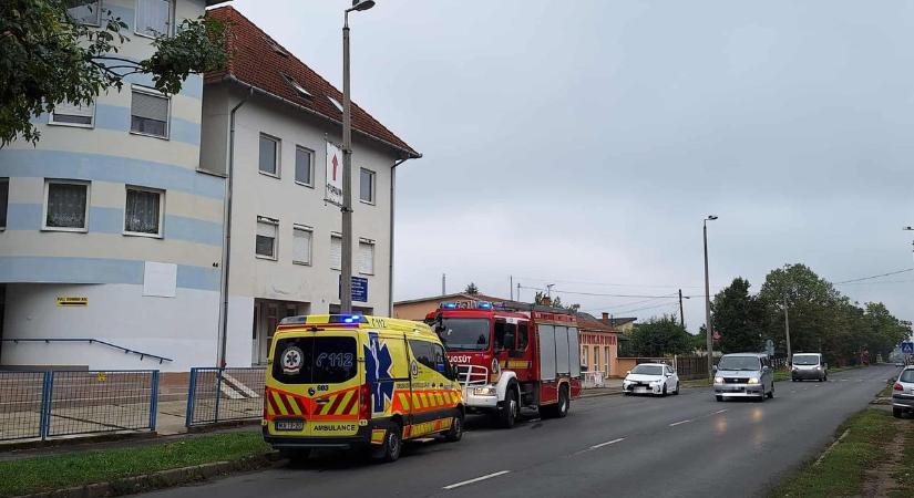 Ezért kellett a mentőket és a tűzoltók riasztani a debreceni lakáshoz – fotókkal
