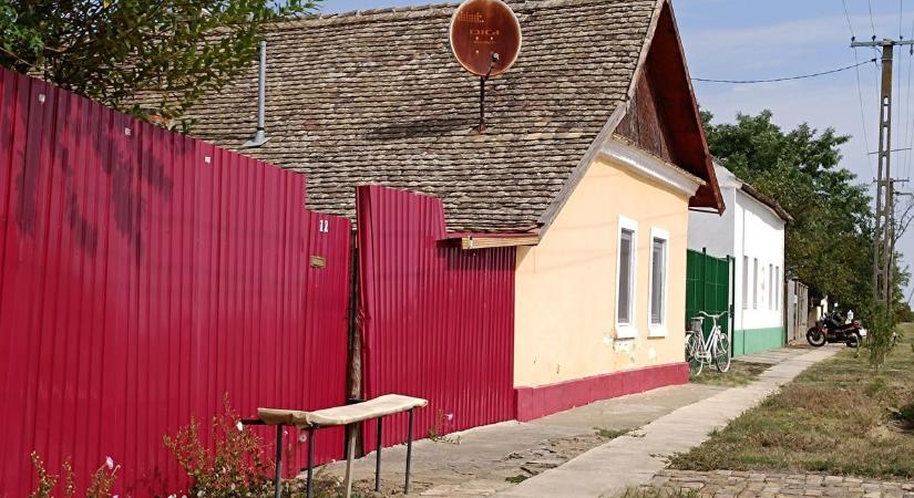 Egyetlen utcából áll, kútról hordják a vizet, még sincs eladó ház ebben a kis faluban – és ez nem véletlen – galériával