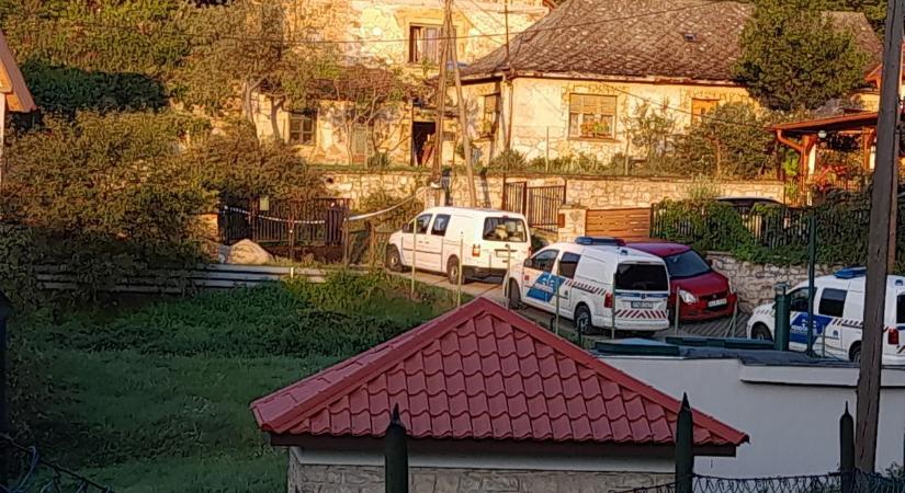 Beomlott a lángoló tető - két ember meghalt