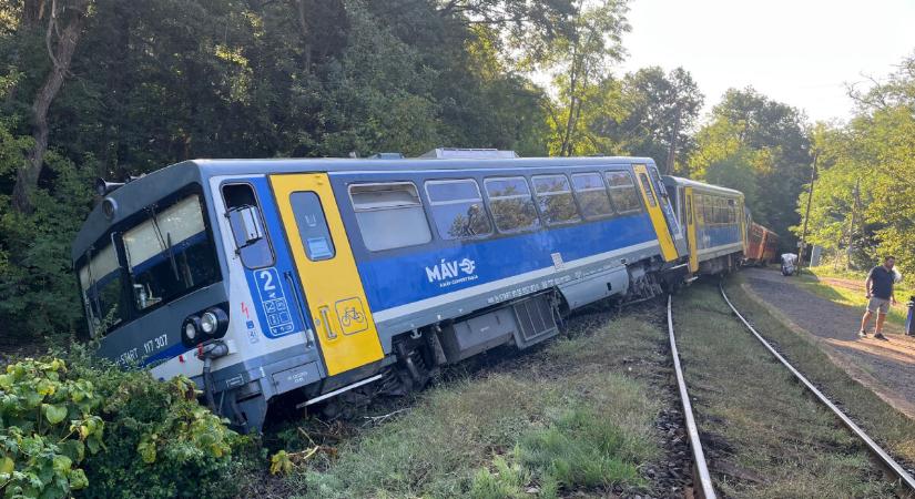 Kisiklott és az árokba dőlt egy vonat Magyarkútnál, 20 fő utazott rajta